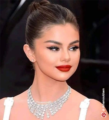 Christmas makeup looks with Selena Gomez